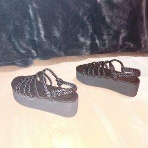 Urban Outfitters size 9 black Platform Sandal